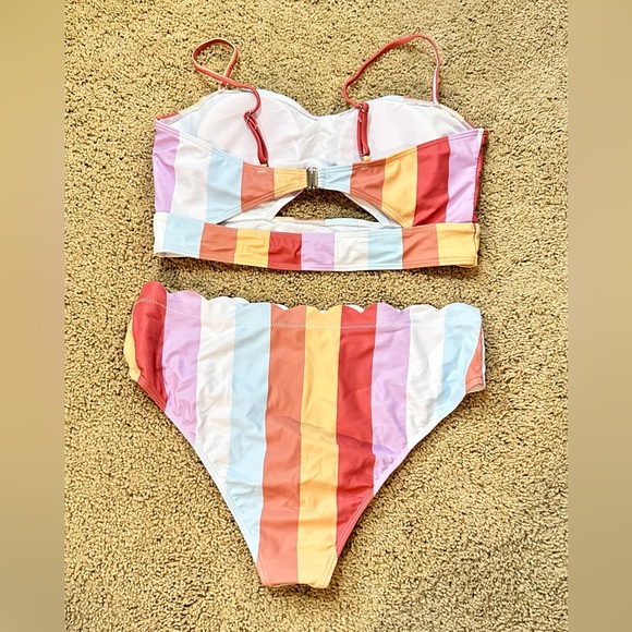 SHEIN Two Piece Scalloped Bikini - Picture 3 of 5